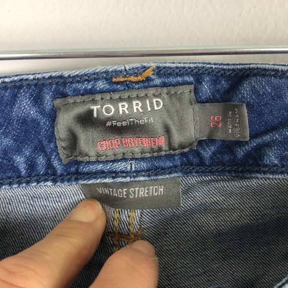 TORRID Cropped Botfriend Mid Rise Blue Denim Stretch Size 26 Straight Leg Jeans - Picture 8 of 16